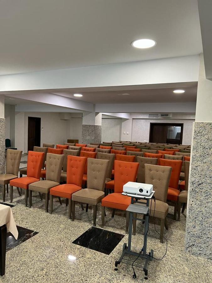 Sală pentru întâlniri corporate cu videoproiector la Club Bucovina