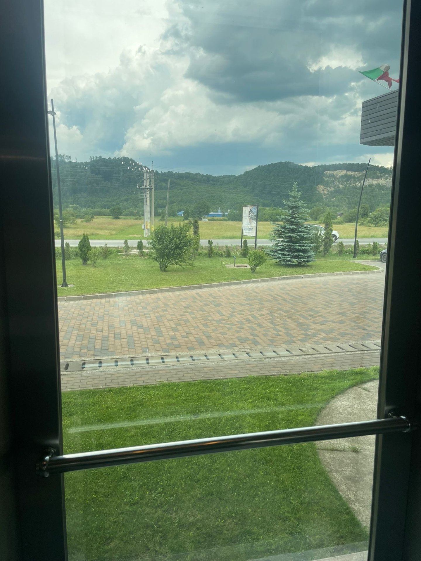 Perspectivă din proprietate către împrejurimi