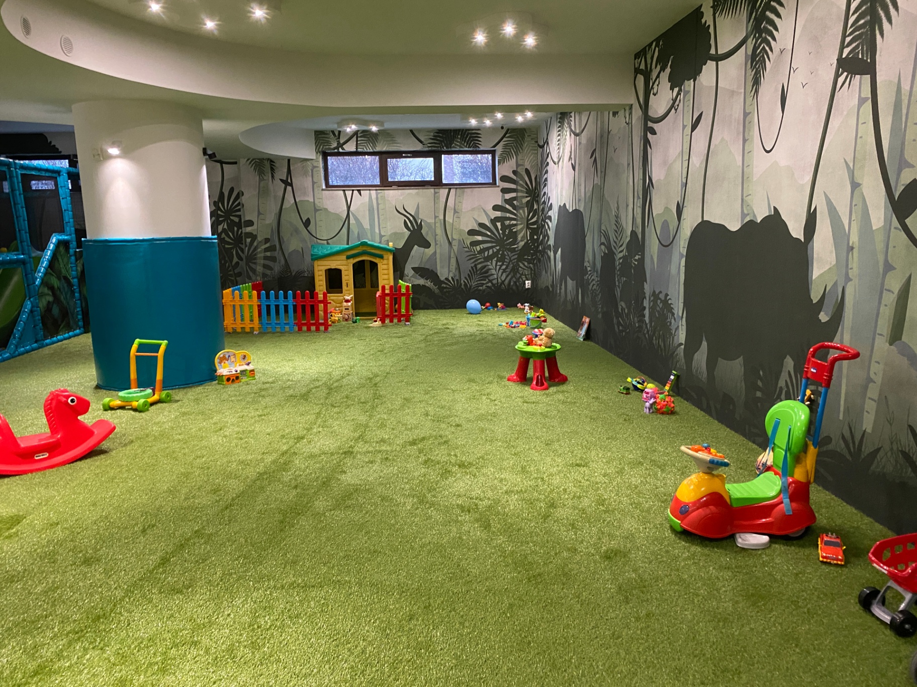 Zonă de joacă pentru copii cu decor de junglă la Club Bucovina