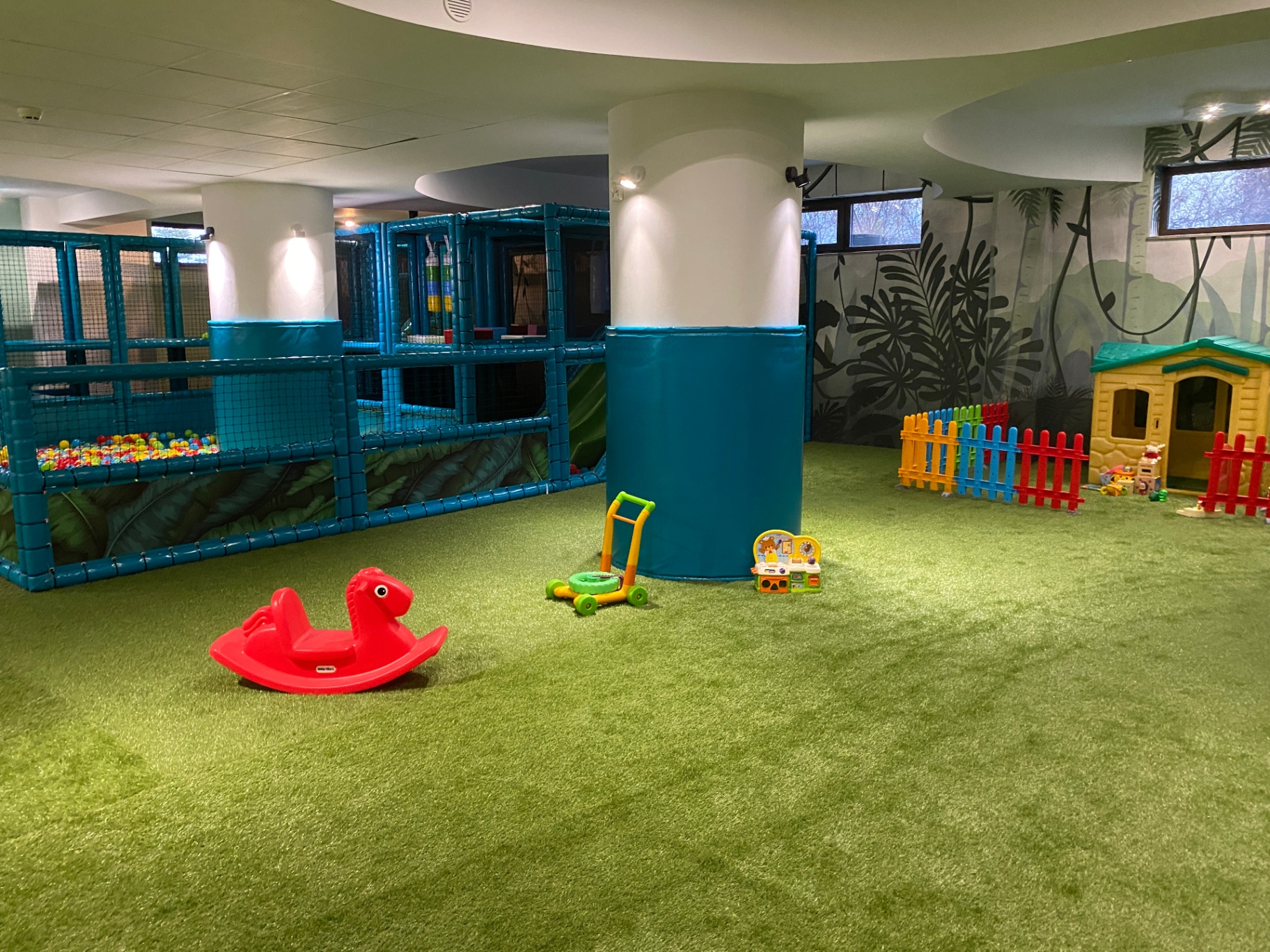 Decor de junglă în locul de joacă pentru copii la Club Bucovina