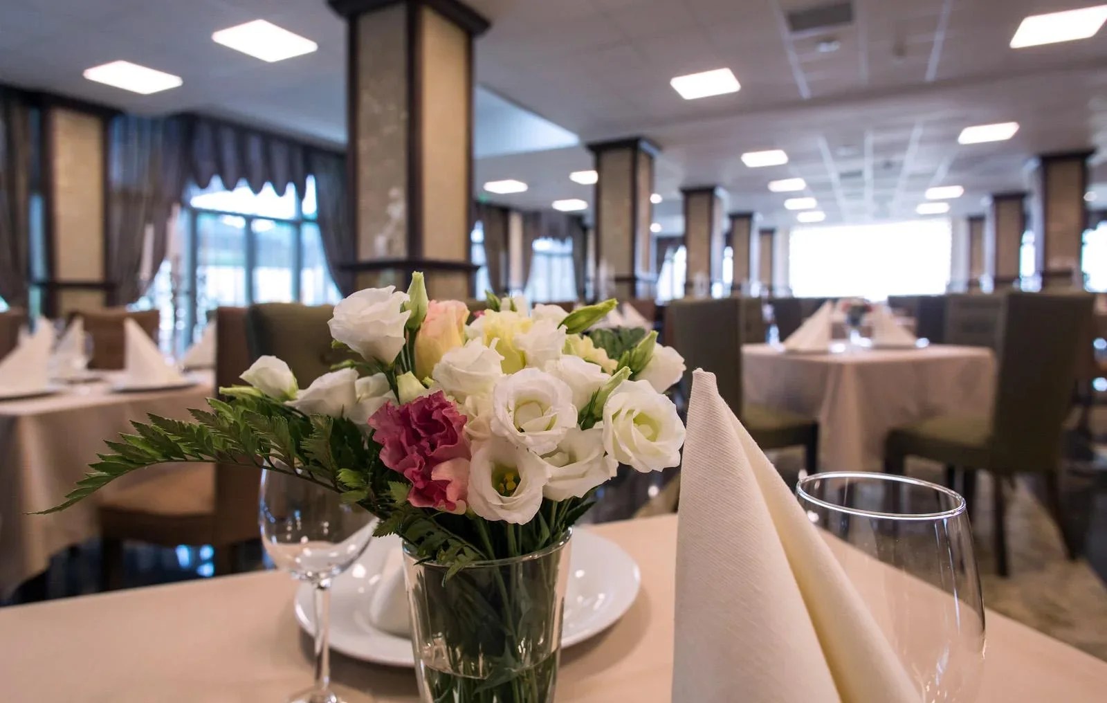 Detaliu cu flori pe masă în restaurantul Club Bucovina